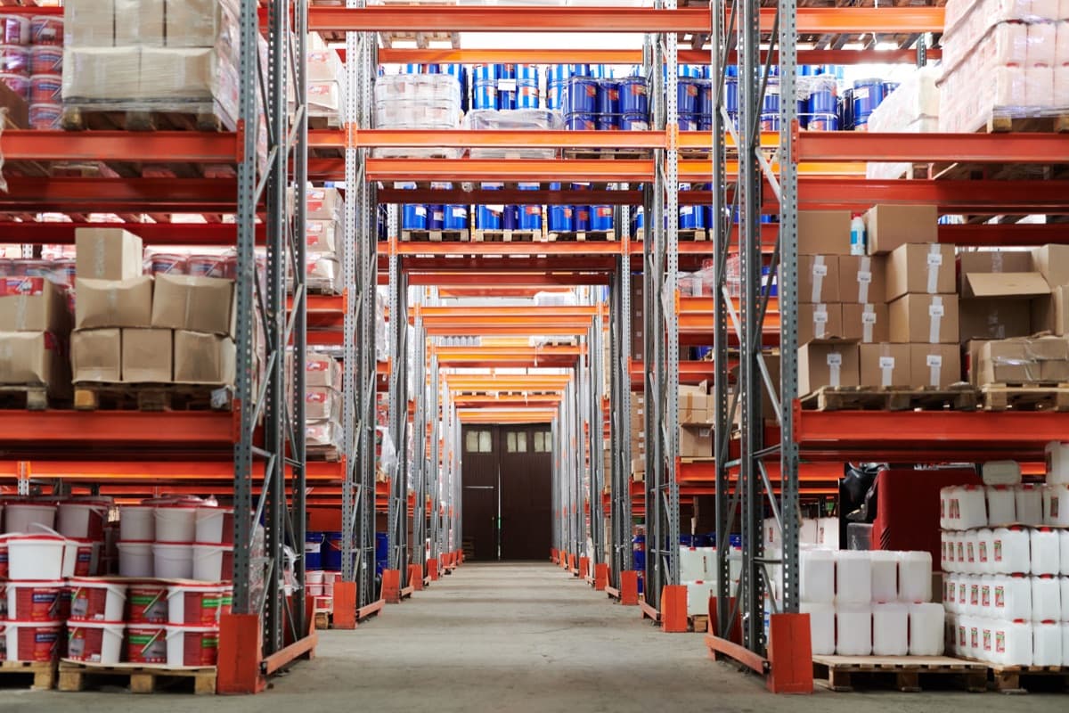 Warehouse aisle for a multi-location operator